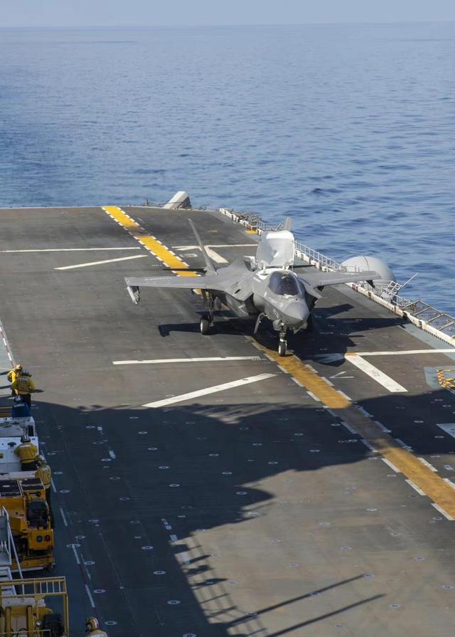 山东舰航母编队训练画面来了_国产航母山东舰_新航母为什么山东舰