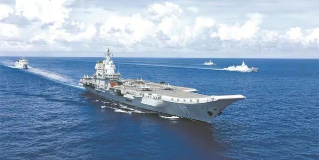 山东舰航母编队训练画面来了_山东舰航母有多大_山东舰航母