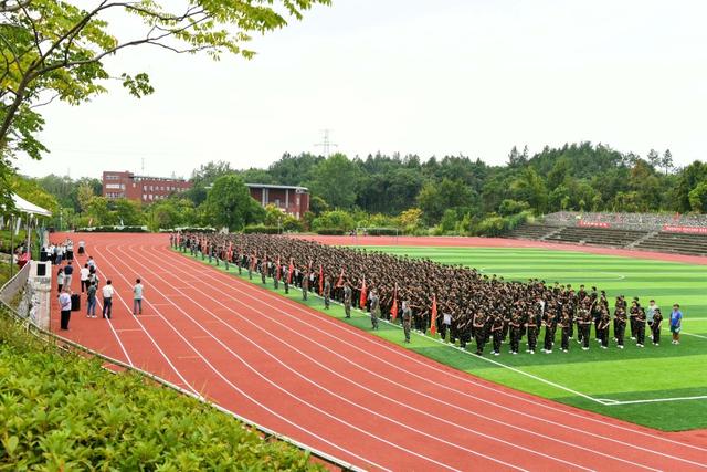 特朗普回应班农被捕_学校收165万门禁服务费?官方回应_官方回应高中一个班收8万班费