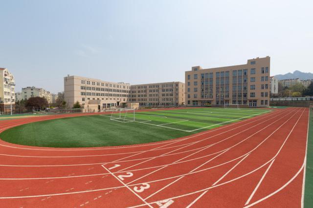 特朗普回应班农被捕_学校收165万门禁服务费?官方回应_官方回应高中一个班收8万班费