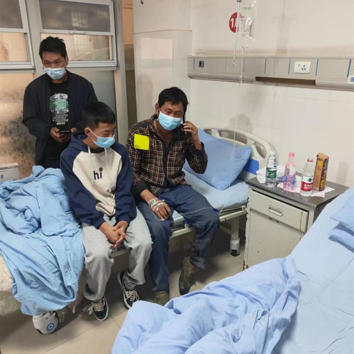 地震时如何逃生_男子地震时放弃逃生拉闸泄洪救人_地震时学生如何逃生