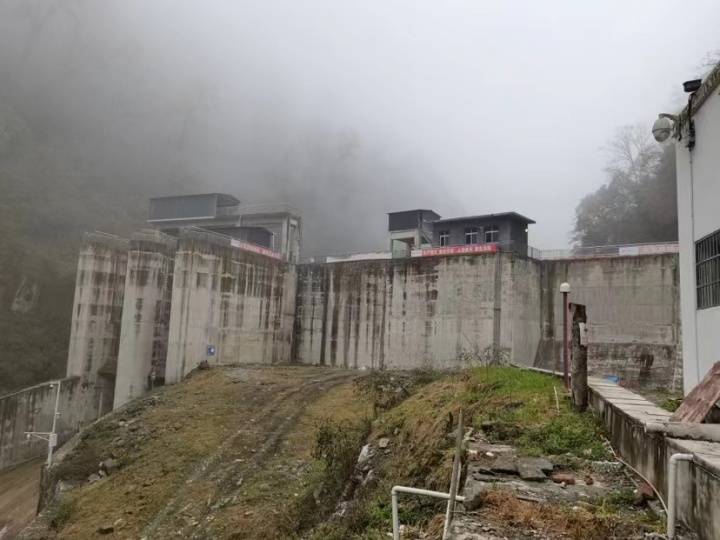 地震时如何逃生_男子地震时放弃逃生拉闸泄洪救人_地震时学生如何逃生