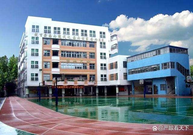 官方回应高中一个班收8万班费_高中4班班名班级格言班徽_建行卡收fo收公本费吗?