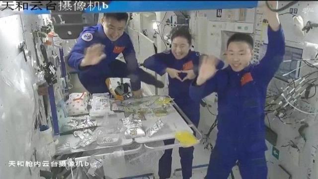 莲蓉蛋黄馅的做法_航天员在太空吃莲蓉馅月饼_莲蓉馅的做法君之