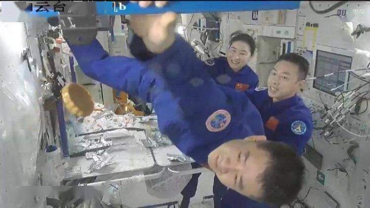 莲蓉馅的做法君之_航天员在太空吃莲蓉馅月饼_莲蓉蛋黄馅的做法