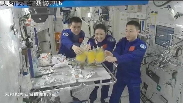 航天员在太空吃莲蓉馅月饼_莲蓉蛋黄馅的做法_莲蓉馅的做法君之