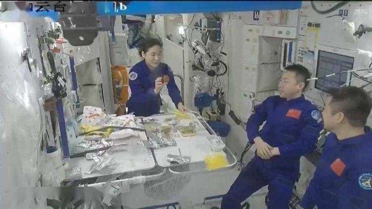 航天员在太空吃莲蓉馅月饼_莲蓉蛋黄馅的做法_莲蓉馅的做法君之