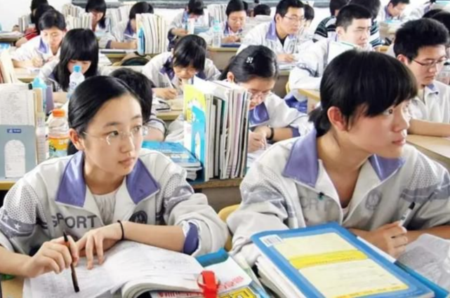 官方回应高中一个班收8万班费_高中4班班名班级格言班徽_学生收麦子被指作秀 高校回应