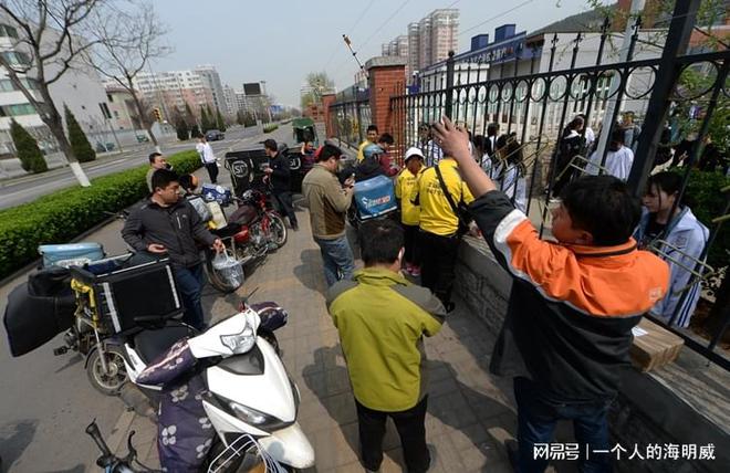 保安抛扔学生外卖_枪火保安扔帽子_抛菱角壳扔白金戒