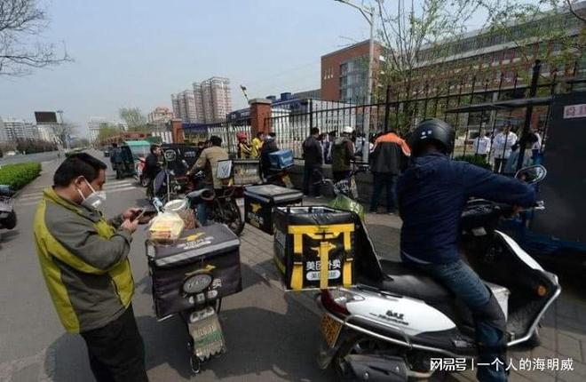 枪火保安扔帽子_抛菱角壳扔白金戒_保安抛扔学生外卖