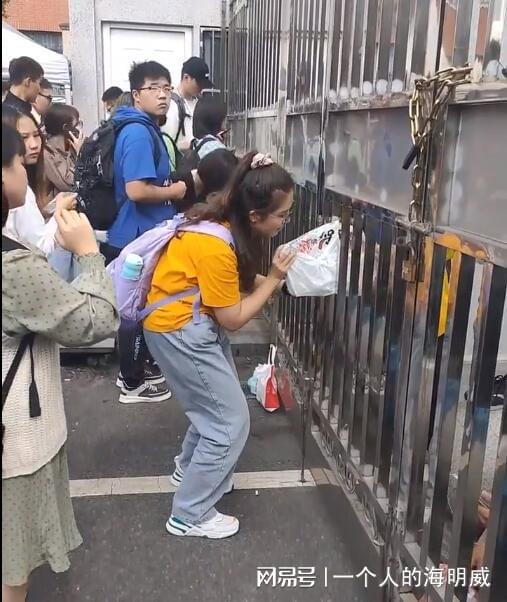 抛菱角壳扔白金戒_枪火保安扔帽子_保安抛扔学生外卖