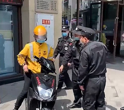 外卖小哥扔饭救娃_月嫂拍打抛扔出生6天婴儿_保安抛扔学生外卖