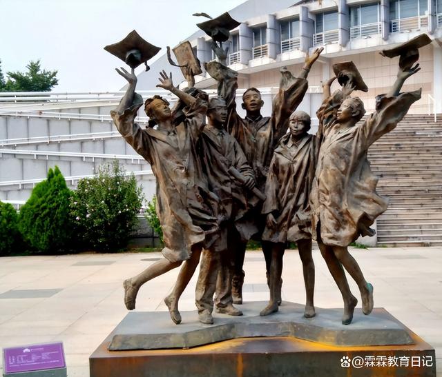 上海公园闭园通知_上海一公园回应园内现日本人雕塑群_上海世纪公园蒙特利尔园