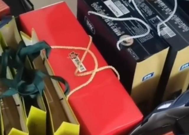 大s晒素颜照回应脸肿_华图教育河南分校李飞老师_教育局回应河南一老师晒节日礼物