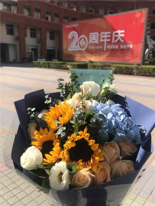 杨颖晒照侧面回应_晒万元羽绒服回应_教育局回应河南一老师晒节日礼物