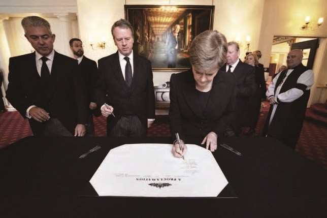 手上的钢笔水如何洗_钢笔水漏手上 英国国王不高兴了_钢笔水弄衣服上怎么快速洗干净