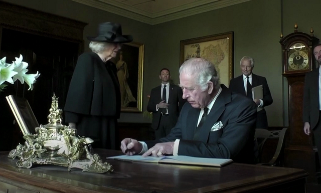 钢笔水漏手上 英国国王不高兴了_钢笔水弄衣服上怎么快速洗干净_手上的钢笔水如何洗