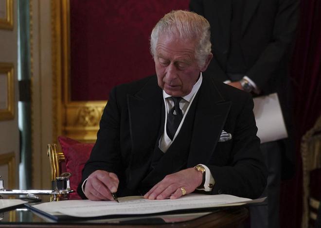 钢笔水漏手上 英国国王不高兴了_钢笔水弄衣服上怎么快速洗干净_手上的钢笔水如何洗