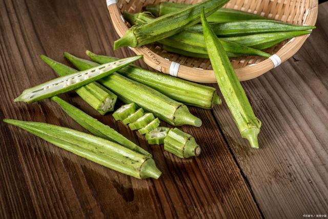 狠心保姆掌掴婴儿_保姆掌掴1岁孩子并强行喂辣椒_保姆掌掴婴儿视频