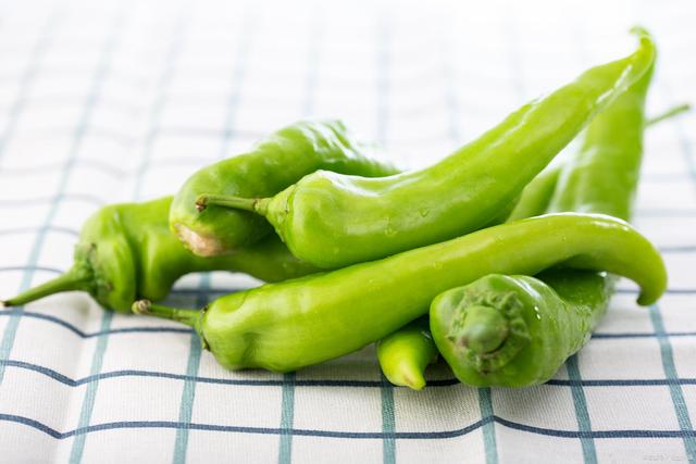 狠心保姆掌掴婴儿_保姆掌掴1岁孩子并强行喂辣椒_保姆掌掴婴儿视频