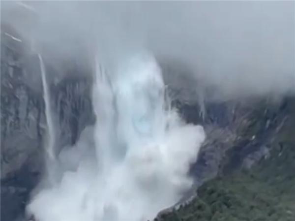 世界第二大大陆冰原冰川部分崩塌_冰川崩塌的原因_冰雪融水和冰川融水