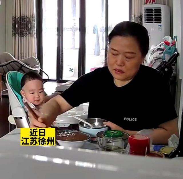 保姆虐童掌掴一岁幼儿_保姆掌掴1岁孩子并强行喂辣椒_保姆16秒掌掴脚踢老人6次被批捕