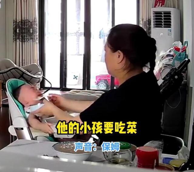 保姆掌掴1岁孩子并强行喂辣椒_保姆虐童掌掴一岁幼儿_保姆16秒掌掴脚踢老人6次被批捕