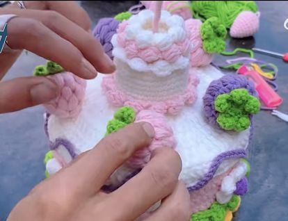 毛线用网格织地毯视频_爸爸用毛线织蛋糕_用毛线织手机袋挂包