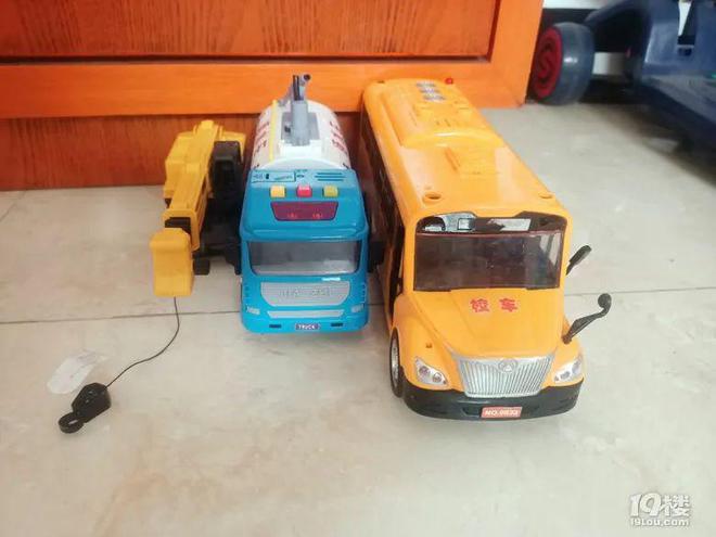 用毛线织手机袋挂包_爸爸用毛线织蛋糕_毛线用网格织地毯视频