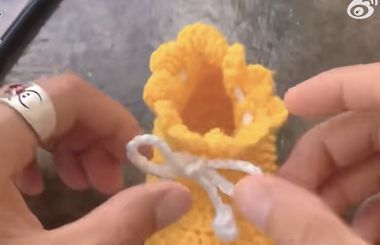 用毛线织手机袋挂包_爸爸用毛线织蛋糕_毛线用网格织地毯视频