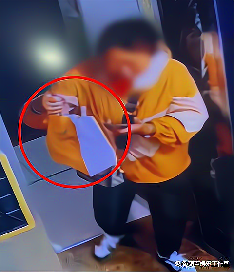 大妈捡走掉落钱包_大妈顺走外卖 次日被失主偶遇认出_环卫大妈偶遇豪车