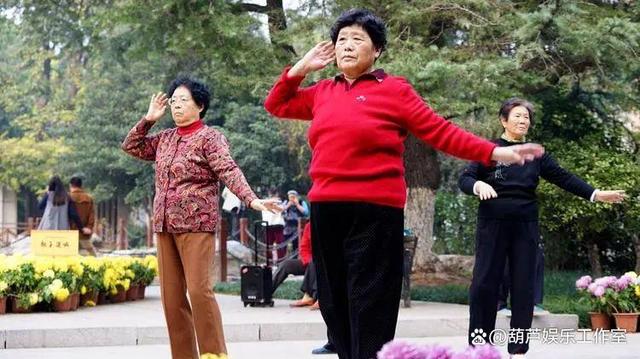 大妈捡走掉落钱包_环卫大妈偶遇豪车_大妈顺走外卖 次日被失主偶遇认出