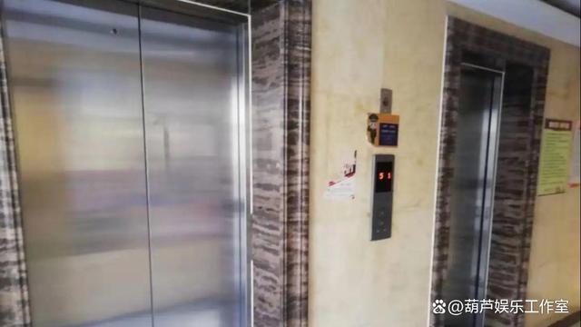 环卫大妈偶遇豪车_大妈顺走外卖 次日被失主偶遇认出_大妈捡走掉落钱包