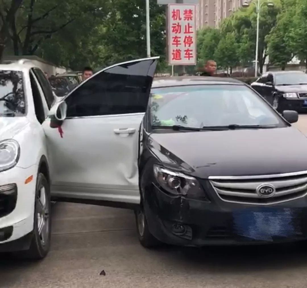 警方回应保时捷起火门打不开_警方回应酒后打人_警方回应保时捷