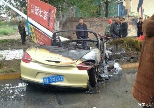 警方回应保时捷起火门打不开_老太摆射击摊警方回应_河南警方回应