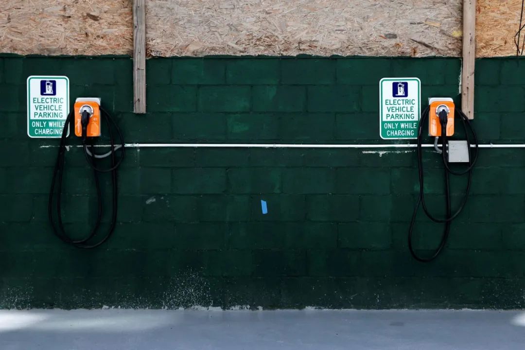 电动三轮改装燃油步骤_纯电动suv车汽车排名_拜登推介电动汽车:配图是燃油车