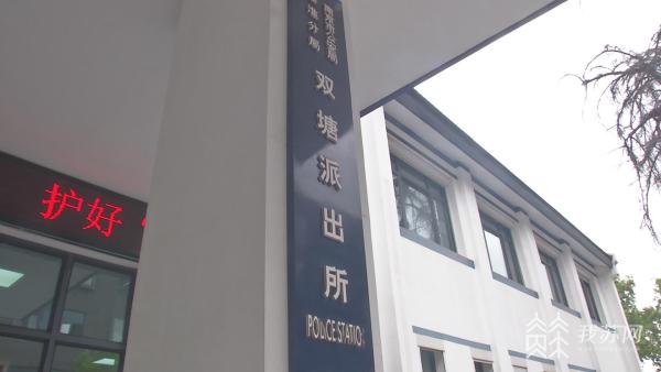 17女友那小伙女友什么样_小伙偷女同事口红送女友_小伙娶同事母亲