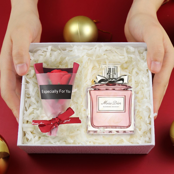 小伙偷女同事口红送女友_17女友那小伙女友什么样_小伙娶同事母亲