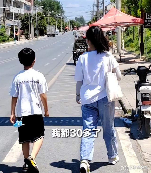梦见陌生男孩喜欢我_8岁男孩认错妈 跟陌生女孩走5分钟_给女孩认错短信