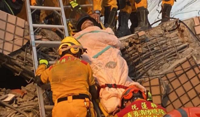 上海泳池在顶楼透明_台风烟花掀10米巨浪_台湾地震致顶楼泳池掀巨浪 人群尖叫