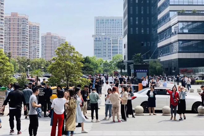 巨浪掀翻船_水底有龙掀巨浪岸旁无雨挂_台湾地震致顶楼泳池掀巨浪 人群尖叫