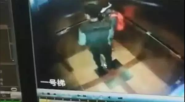 男子公交站台趴地掀女生裙底偷窥_偷窥裙底抄底_男子偷看美女裙底