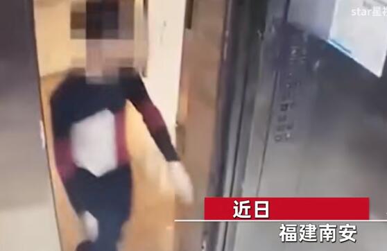 男子偷看美女裙底_偷窥裙底抄底_男子公交站台趴地掀女生裙底偷窥