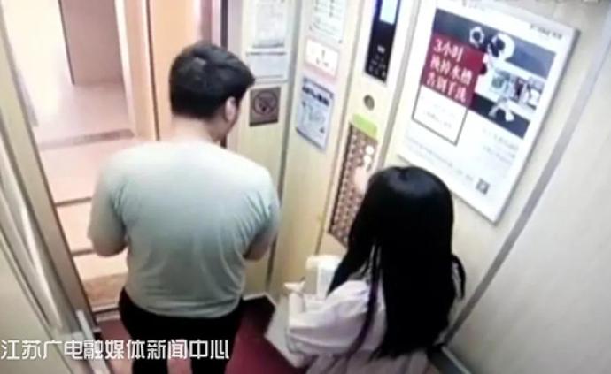 男子偷看美女裙底_偷窥裙底抄底_男子公交站台趴地掀女生裙底偷窥