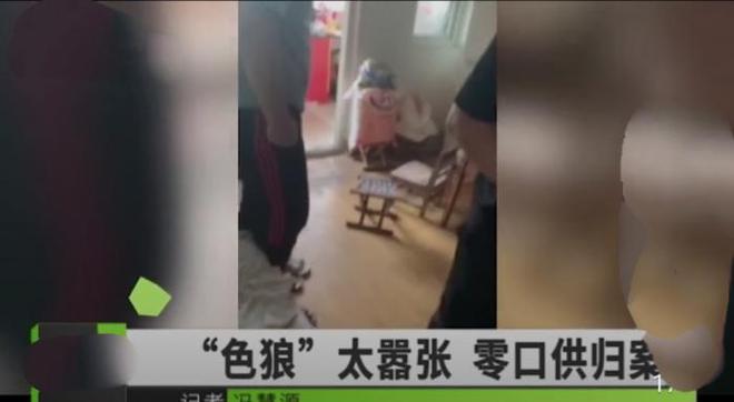 偷窥裙底抄底_男子公交站台趴地掀女生裙底偷窥_男子偷看美女裙底