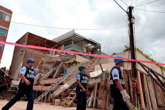 水底有龙掀巨浪岸旁无雨挂_吉隆坡顶楼泳池_台湾地震致顶楼泳池掀巨浪 人群尖叫