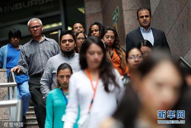 水底有龙掀巨浪岸旁无雨挂_吉隆坡顶楼泳池_台湾地震致顶楼泳池掀巨浪 人群尖叫