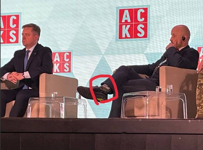 北约官员穿辱俄袜子赴波兰参会_俄停止进口波兰苹果_波兰防长俄白军演