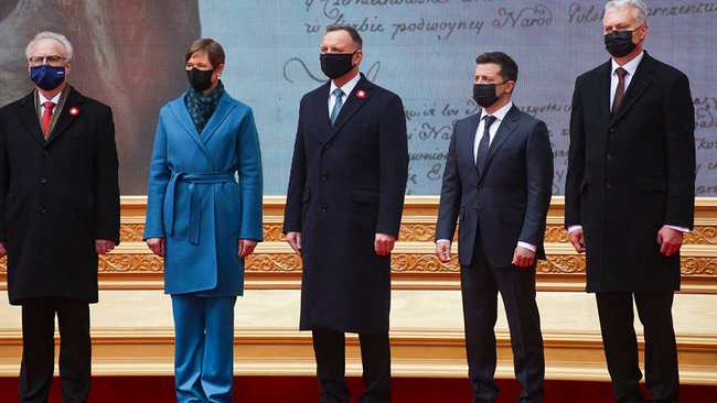 俄停止进口波兰苹果_北约官员穿辱俄袜子赴波兰参会_波兰防长俄白军演