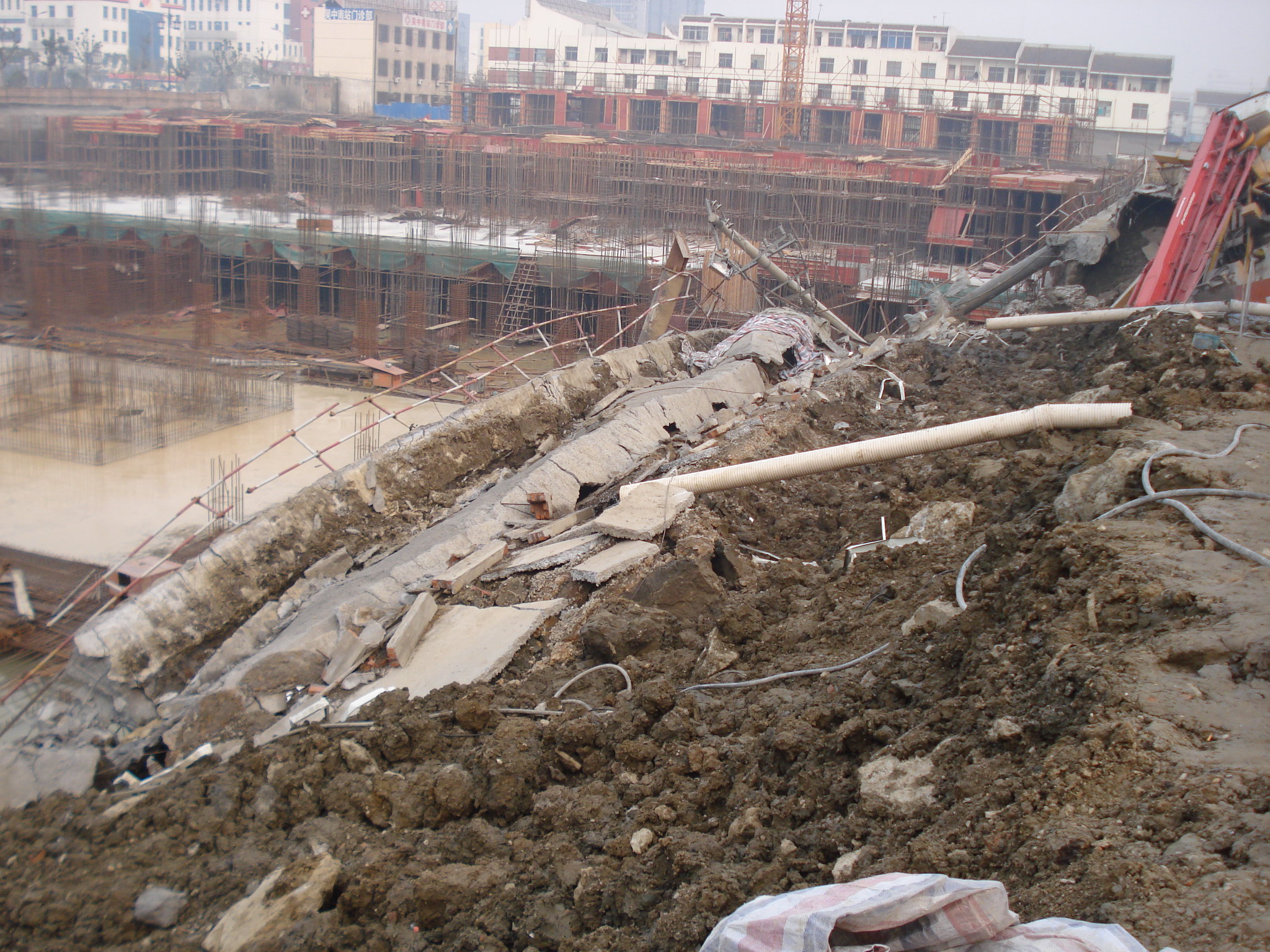 建筑倒塌 孟加拉国_伊朗一栋建筑着火倒塌_台湾一小学大片建筑倒塌 满地碎石